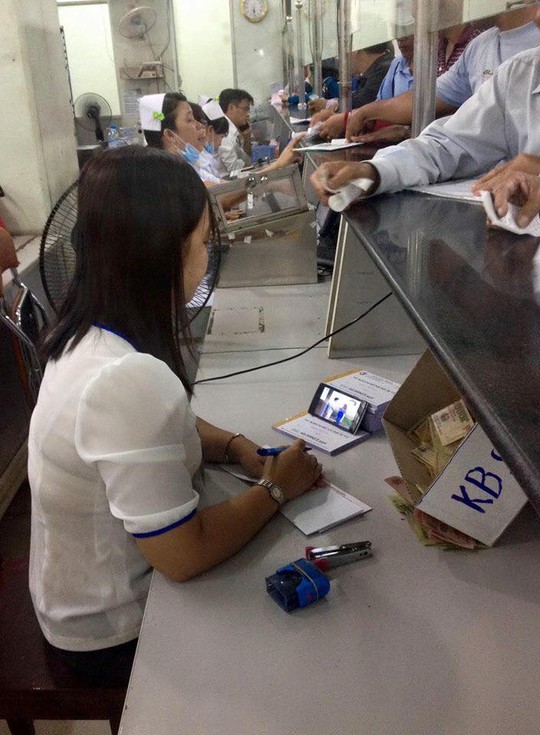 Nhân viên Bệnh viện Chợ Rẫy vừa xem phim vừa thu viện phí